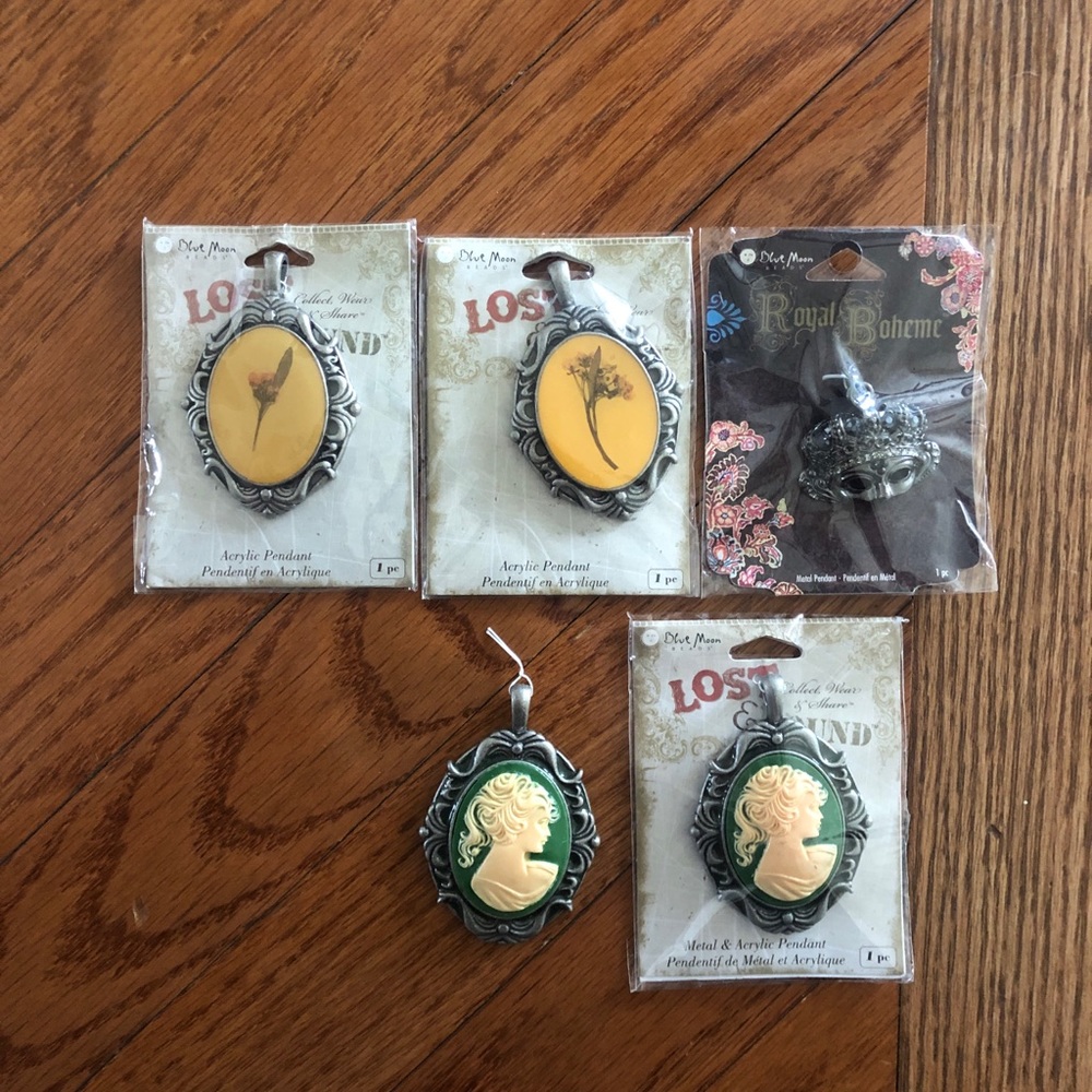 Pendants Lot
